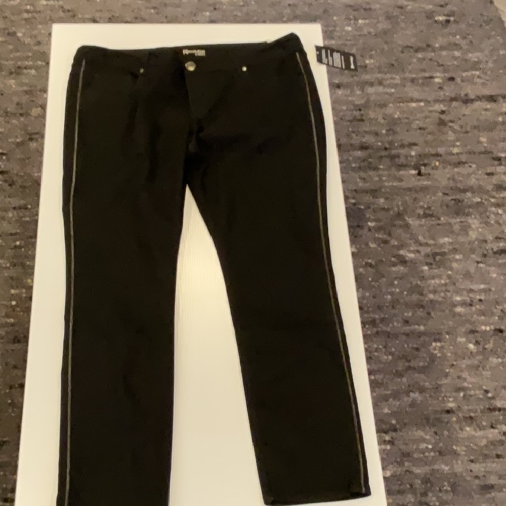 New tag size 3431 waste 20 to 21 rise 10 inches. Inseam 31 inches stunning gold